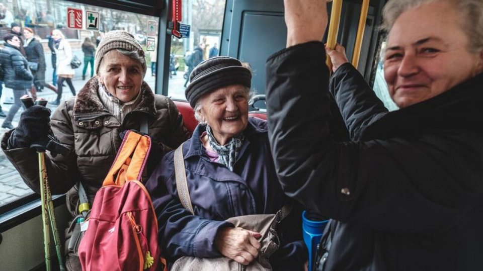 Stovky osamělých a hendikepovaných seniorů vyrazily na předvánoční projížďku Prahou